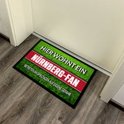Fußmatte Rasenoptik für Fußball Fans | Hier wohnt ein Nürnberg Fan - Betreten an Spieltagen auf eigene Gefahr! | Türmatte mit Spruch | 60x40cm | für innen und außen | Vorleger für Haustür / Flur