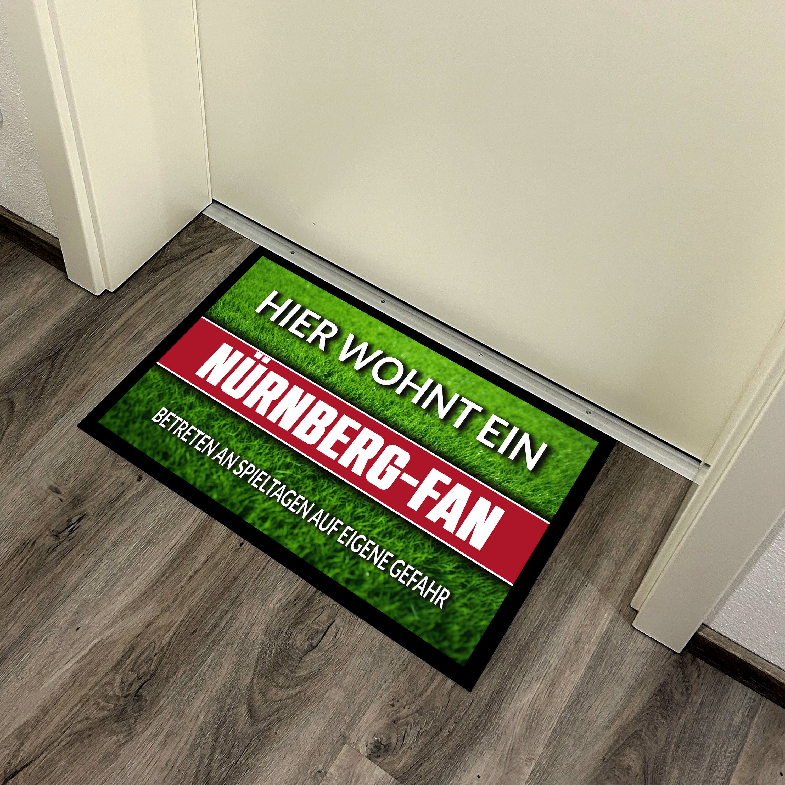 Fußmatte Rasenoptik für Fußball Fans | Hier wohnt ein Nürnberg Fan - Betreten an Spieltagen auf eigene Gefahr! | Türmatte mit Spruch | 60x40cm | für innen und außen | Vorleger für Haustür / Flur