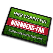 Fußmatte Rasenoptik für Fußball Fans | Hier wohnt ein Nürnberg Fan - Betreten an Spieltagen auf eigene Gefahr! | Türmatte mit Spruch | 60x40cm | für innen und außen | Vorleger für Haustür / Flur