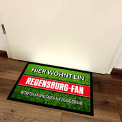 Fußmatte Rasenoptik für Fußball Fans | Hier wohnt ein Regensburg Fan - Betreten an Spieltagen auf eigene Gefahr! | Türmatte mit Spruch | 60x40cm | für innen und außen | Vorleger für Haustür / Flur