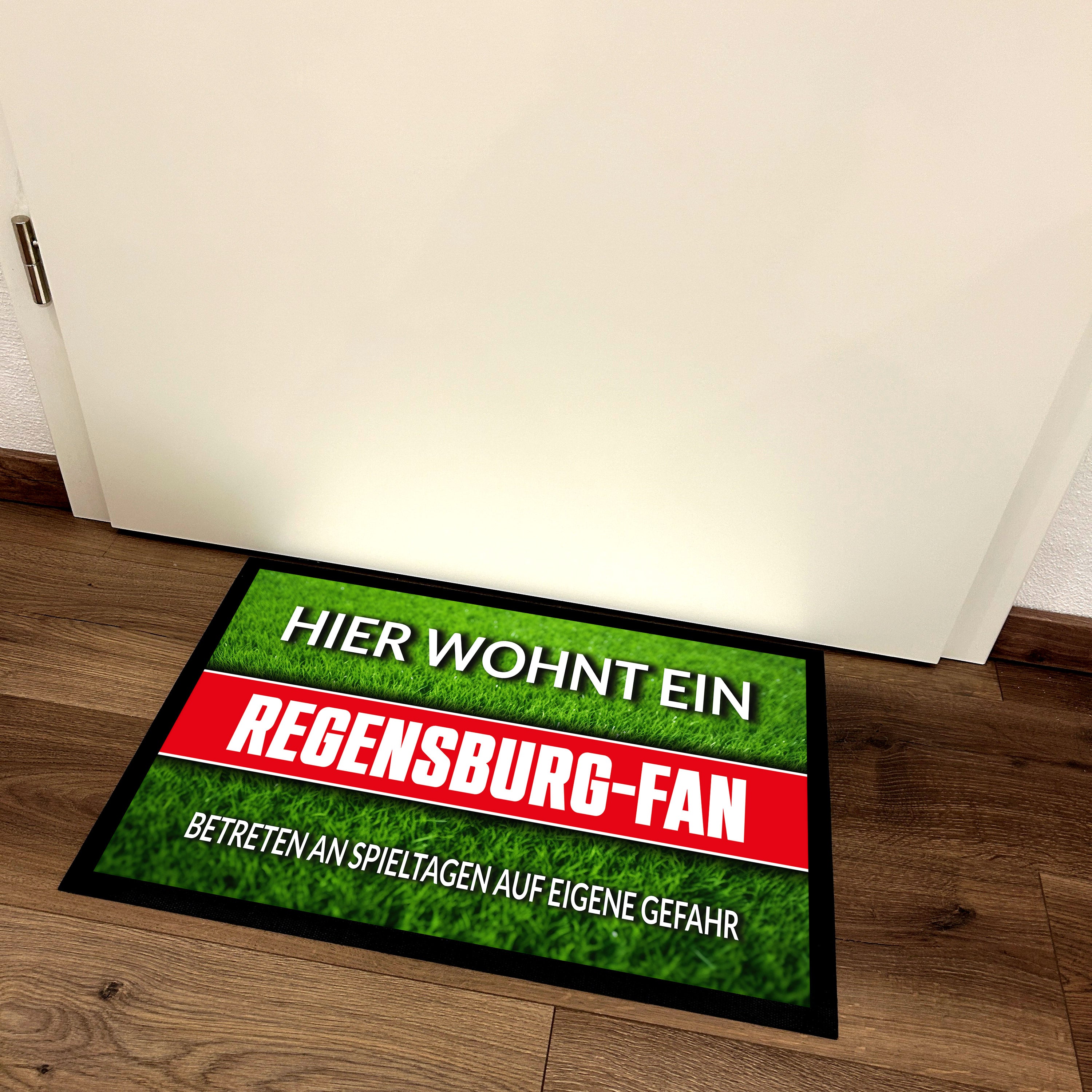 Fußmatte Rasenoptik für Fußball Fans | Hier wohnt ein Regensburg Fan - Betreten an Spieltagen auf eigene Gefahr! | Türmatte mit Spruch | 60x40cm | für innen und außen | Vorleger für Haustür / Flur