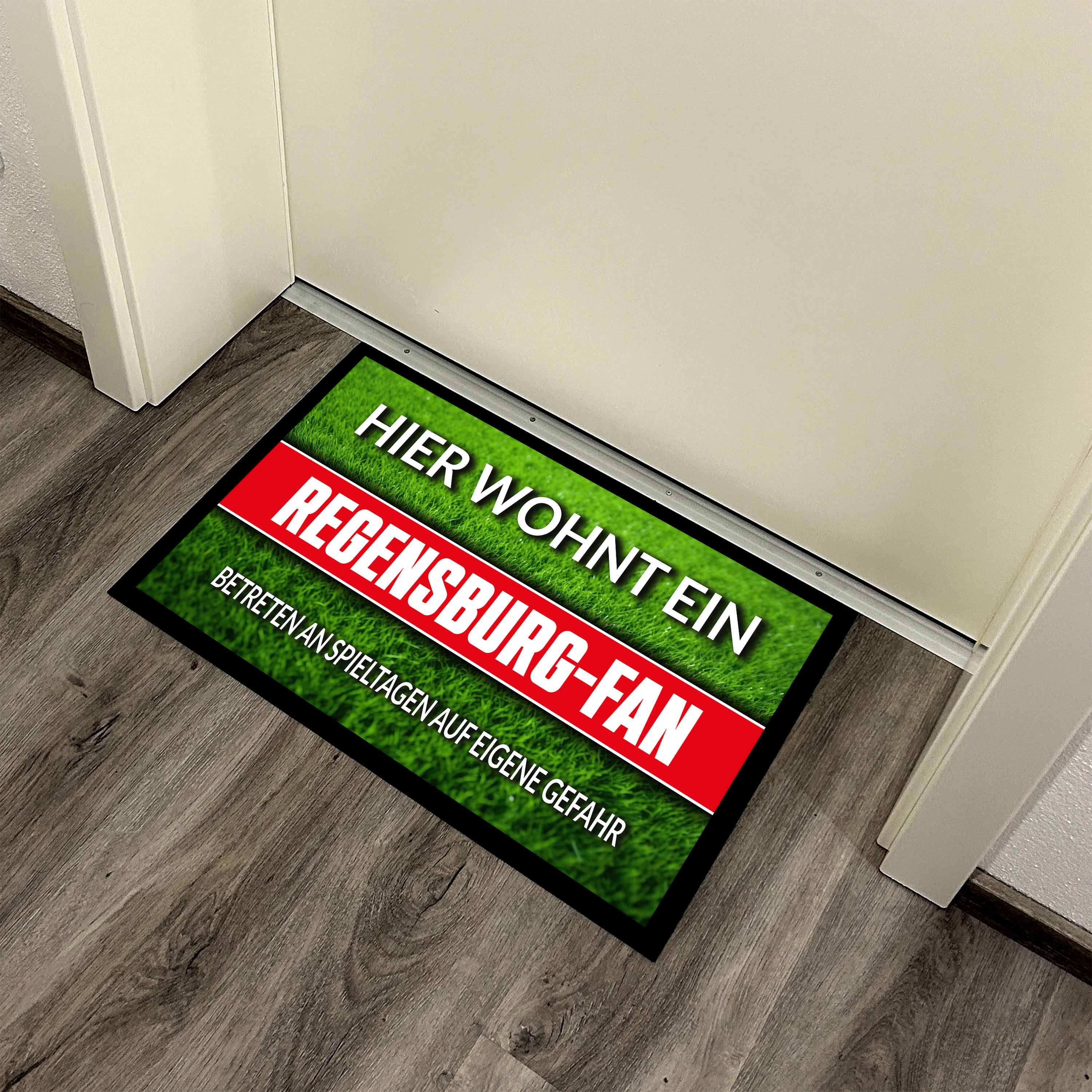 Fußmatte Rasenoptik für Fußball Fans | Hier wohnt ein Regensburg Fan - Betreten an Spieltagen auf eigene Gefahr! | Türmatte mit Spruch | 60x40cm | für innen und außen | Vorleger für Haustür / Flur