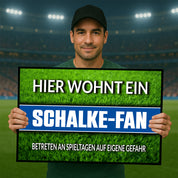 Fußmatte Rasenoptik für Fußball Fans | Hier wohnt ein Schalke Fan - Betreten an Spieltagen auf eigene Gefahr! | Türmatte mit Spruch | 60x40cm | für innen und außen | Vorleger für Haustür / Flur