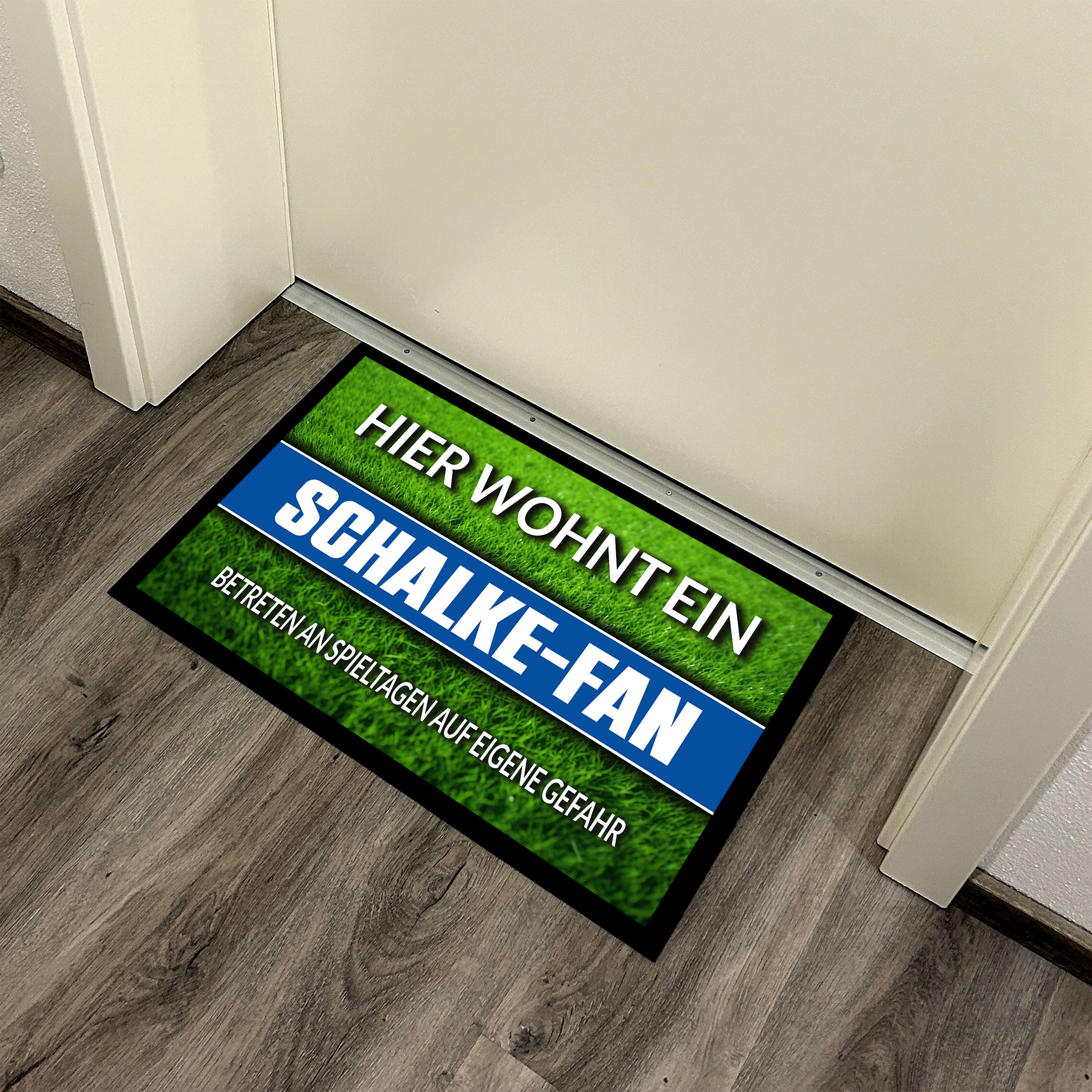 Fußmatte Rasenoptik für Fußball Fans | Hier wohnt ein Schalke Fan - Betreten an Spieltagen auf eigene Gefahr! | Türmatte mit Spruch | 60x40cm | für innen und außen | Vorleger für Haustür / Flur