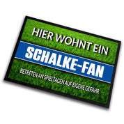 Fußmatte Rasenoptik für Fußball Fans | Hier wohnt ein Schalke Fan - Betreten an Spieltagen auf eigene Gefahr! | Türmatte mit Spruch | 60x40cm | für innen und außen | Vorleger für Haustür / Flur