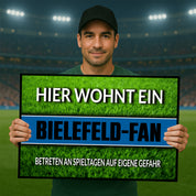 Fußmatte Rasenoptik für Fußball Fans | Hier wohnt ein Bielefeld Fan - Betreten an Spieltagen auf eigene Gefahr! | Türmatte mit Spruch | 60x40cm | für innen und außen | Vorleger für Haustür / Flur