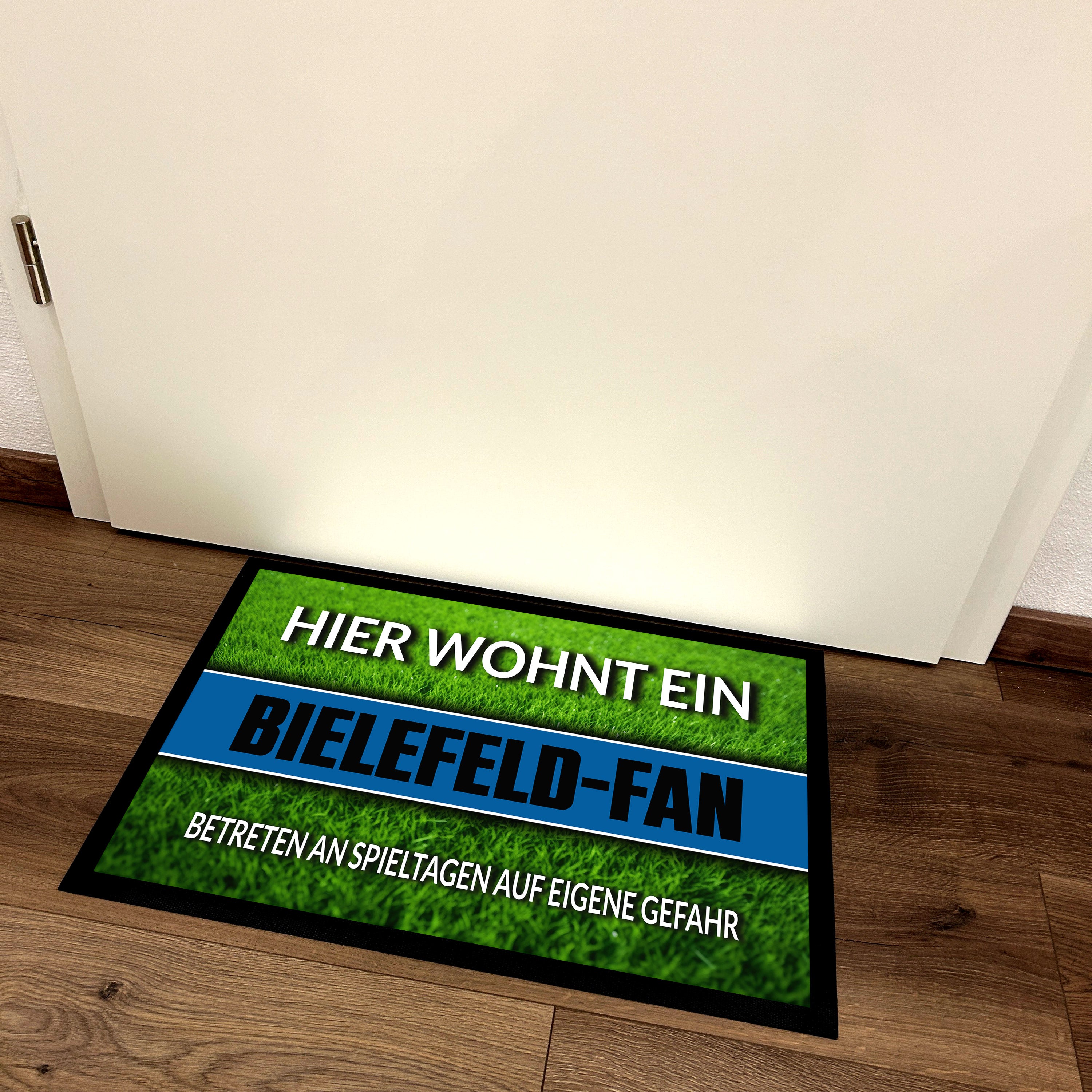 Fußmatte Rasenoptik für Fußball Fans | Hier wohnt ein Bielefeld Fan - Betreten an Spieltagen auf eigene Gefahr! | Türmatte mit Spruch | 60x40cm | für innen und außen | Vorleger für Haustür / Flur
