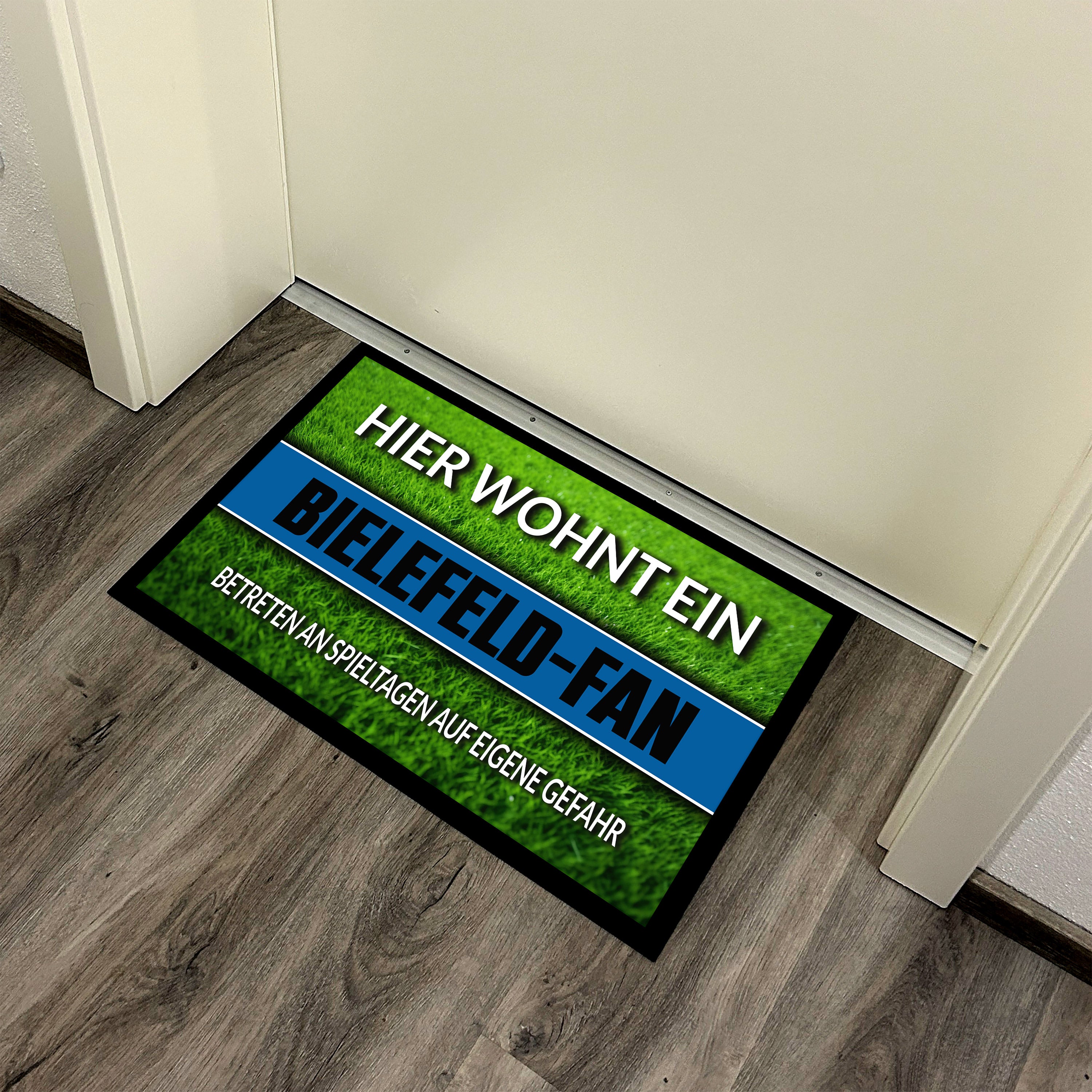 Fußmatte Rasenoptik für Fußball Fans | Hier wohnt ein Bielefeld Fan - Betreten an Spieltagen auf eigene Gefahr! | Türmatte mit Spruch | 60x40cm | für innen und außen | Vorleger für Haustür / Flur