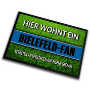 Fußmatte Rasenoptik für Fußball Fans | Hier wohnt ein Bielefeld Fan - Betreten an Spieltagen auf eigene Gefahr! | Türmatte mit Spruch | 60x40cm | für innen und außen | Vorleger für Haustür / Flur