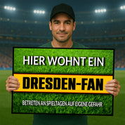 Fußmatte Rasenoptik für Fußball Fans | Hier wohnt ein Dresden Fan - Betreten an Spieltagen auf eigene Gefahr! | Türmatte mit Spruch | 60x40cm | für innen und außen | Vorleger für Haustür / Flur