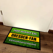 Fußmatte Rasenoptik für Fußball Fans | Hier wohnt ein Dresden Fan - Betreten an Spieltagen auf eigene Gefahr! | Türmatte mit Spruch | 60x40cm | für innen und außen | Vorleger für Haustür / Flur