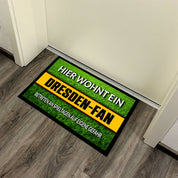 Fußmatte Rasenoptik für Fußball Fans | Hier wohnt ein Dresden Fan - Betreten an Spieltagen auf eigene Gefahr! | Türmatte mit Spruch | 60x40cm | für innen und außen | Vorleger für Haustür / Flur