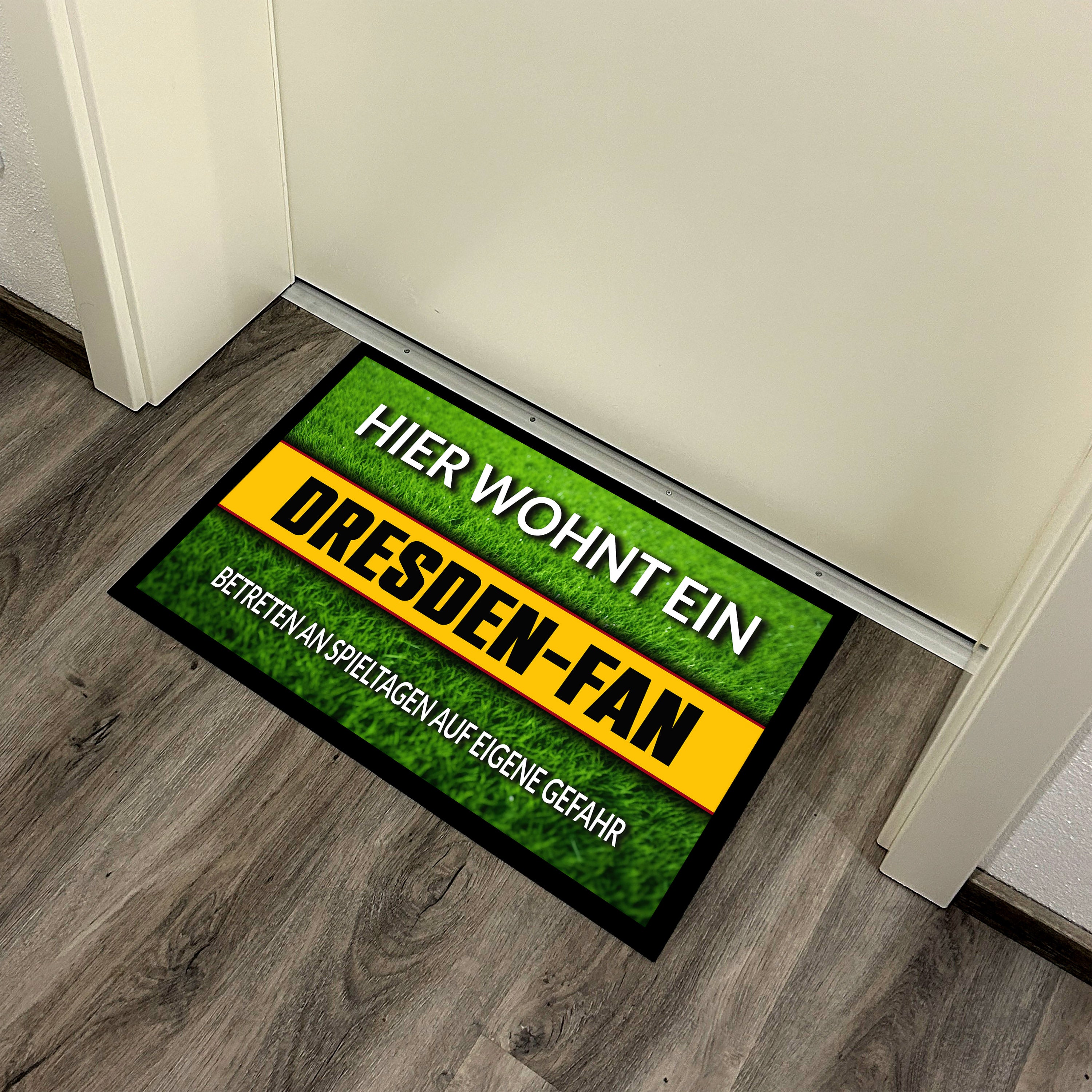Fußmatte Rasenoptik für Fußball Fans | Hier wohnt ein Dresden Fan - Betreten an Spieltagen auf eigene Gefahr! | Türmatte mit Spruch | 60x40cm | für innen und außen | Vorleger für Haustür / Flur