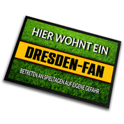 Fußmatte Rasenoptik für Fußball Fans | Hier wohnt ein Dresden Fan - Betreten an Spieltagen auf eigene Gefahr! | Türmatte mit Spruch | 60x40cm | für innen und außen | Vorleger für Haustür / Flur
