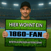 Fußmatte Rasenoptik für Fußball Fans | Hier wohnt ein 1860 Fan - Betreten an Spieltagen auf eigene Gefahr! | Türmatte mit Spruch | 60x40cm | für innen und außen | Vorleger für Haustür / Flur