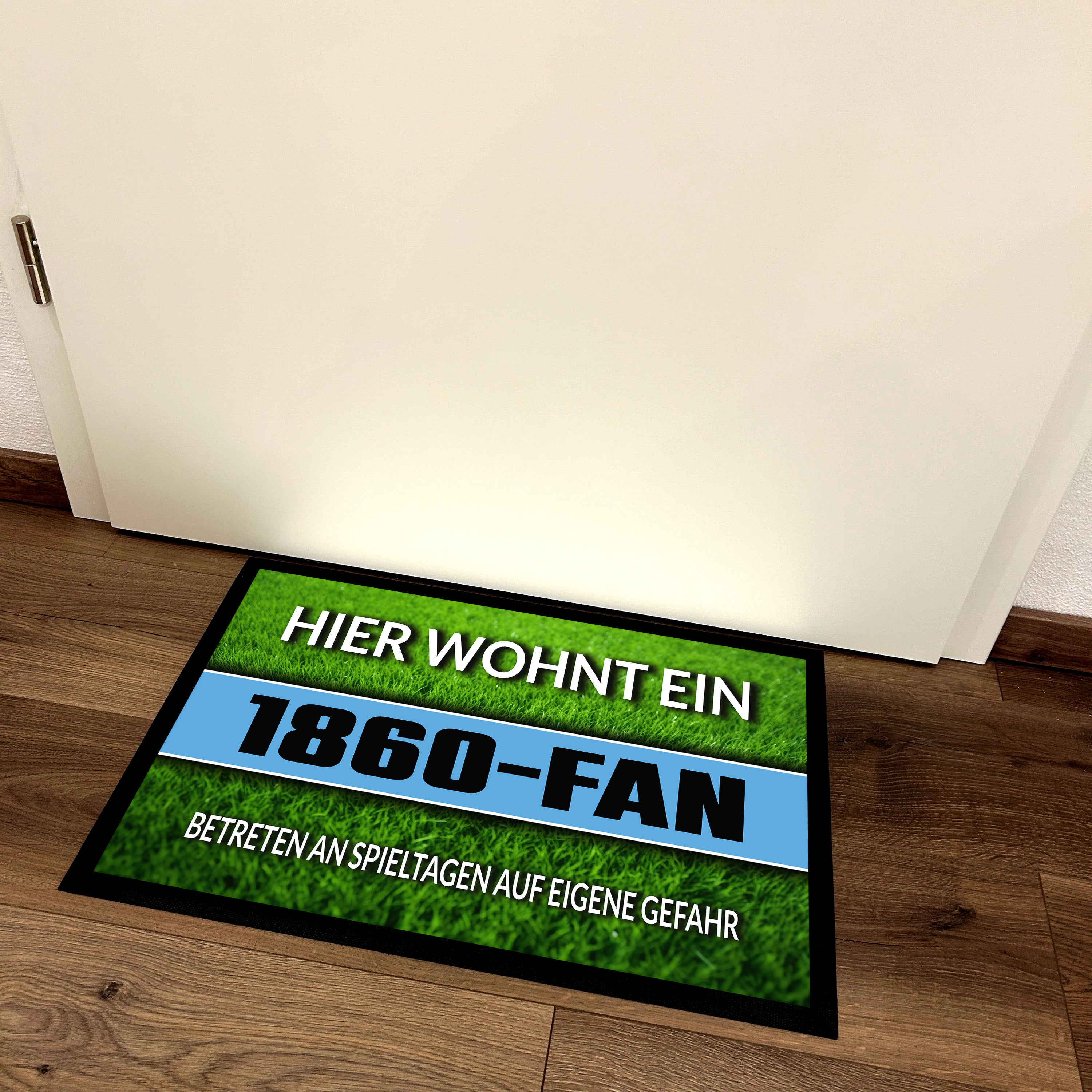 Fußmatte Rasenoptik für Fußball Fans | Hier wohnt ein 1860 Fan - Betreten an Spieltagen auf eigene Gefahr! | Türmatte mit Spruch | 60x40cm | für innen und außen | Vorleger für Haustür / Flur