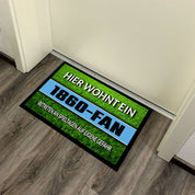 Fußmatte Rasenoptik für Fußball Fans | Hier wohnt ein 1860 Fan - Betreten an Spieltagen auf eigene Gefahr! | Türmatte mit Spruch | 60x40cm | für innen und außen | Vorleger für Haustür / Flur