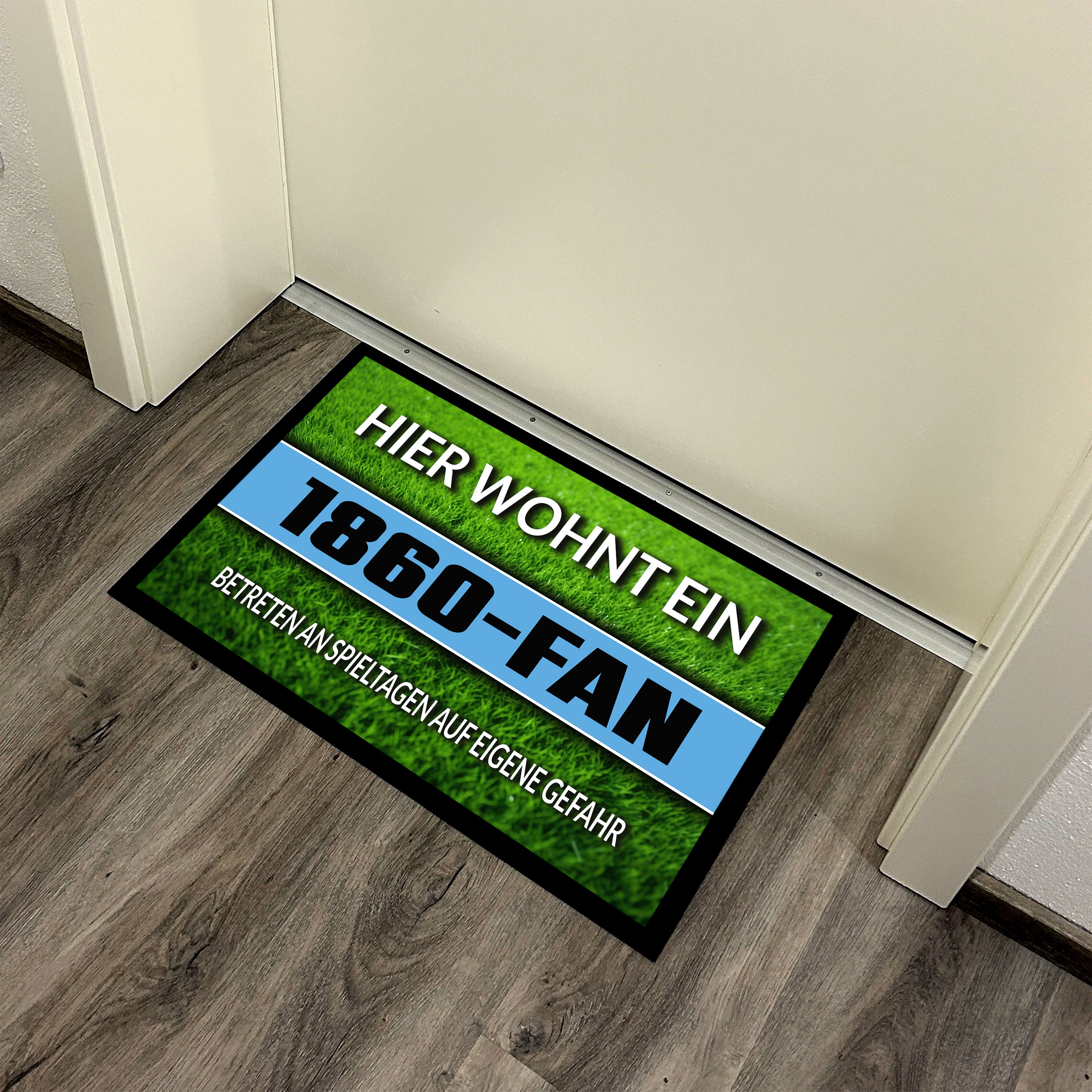 Fußmatte Rasenoptik für Fußball Fans | Hier wohnt ein 1860 Fan - Betreten an Spieltagen auf eigene Gefahr! | Türmatte mit Spruch | 60x40cm | für innen und außen | Vorleger für Haustür / Flur