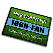 Fußmatte Rasenoptik für Fußball Fans | Hier wohnt ein 1860 Fan - Betreten an Spieltagen auf eigene Gefahr! | Türmatte mit Spruch | 60x40cm | für innen und außen | Vorleger für Haustür / Flur