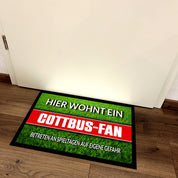 Fußmatte Rasenoptik für Fußball Fans | Hier wohnt ein Cottbus Fan - Betreten an Spieltagen auf eigene Gefahr! | Türmatte mit Spruch | 60x40cm | für innen und außen | Vorleger für Haustür / Flur