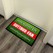 Fußmatte Rasenoptik für Fußball Fans | Hier wohnt ein Cottbus Fan - Betreten an Spieltagen auf eigene Gefahr! | Türmatte mit Spruch | 60x40cm | für innen und außen | Vorleger für Haustür / Flur