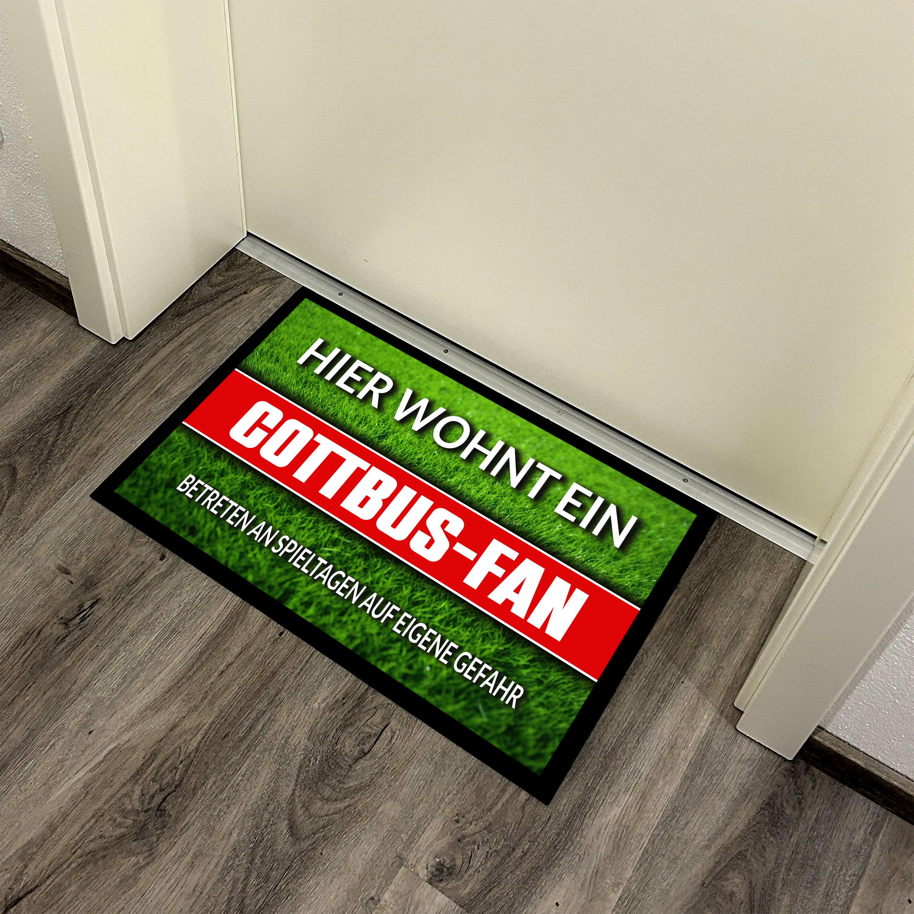 Fußmatte Rasenoptik für Fußball Fans | Hier wohnt ein Cottbus Fan - Betreten an Spieltagen auf eigene Gefahr! | Türmatte mit Spruch | 60x40cm | für innen und außen | Vorleger für Haustür / Flur