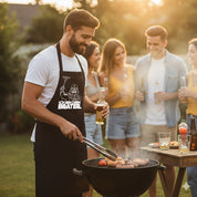 Grillschürze für Männer – Lustiger Spruch: ICH BIN DEIN BRATER – Hochwertige Kochschürze BBQ Master Schürze Schwarz