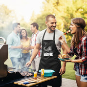 Grillschürze für Männer – Lustiger Spruch: ICH BIN DEIN BRATER – Hochwertige Kochschürze BBQ Master Schürze Schwarz