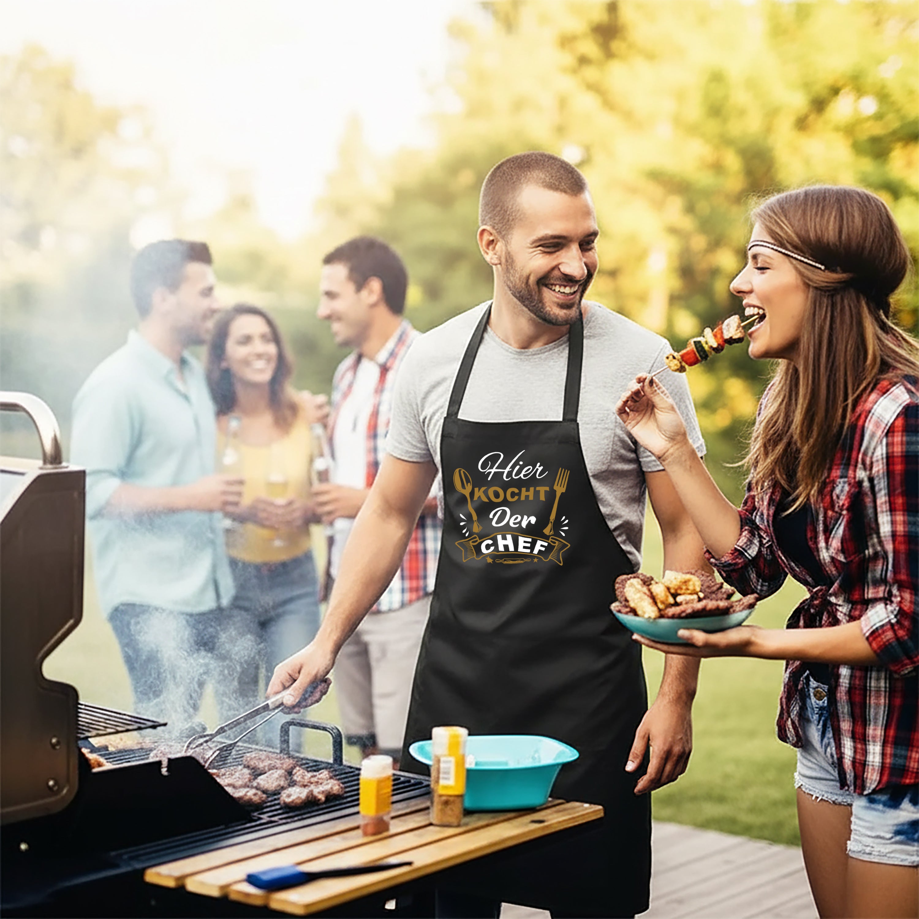Grillschürze für Männer – Lustiger Spruch: Hier kocht der Chef – Hochwertige Kochschürze BBQ Master Schürze Schwarz