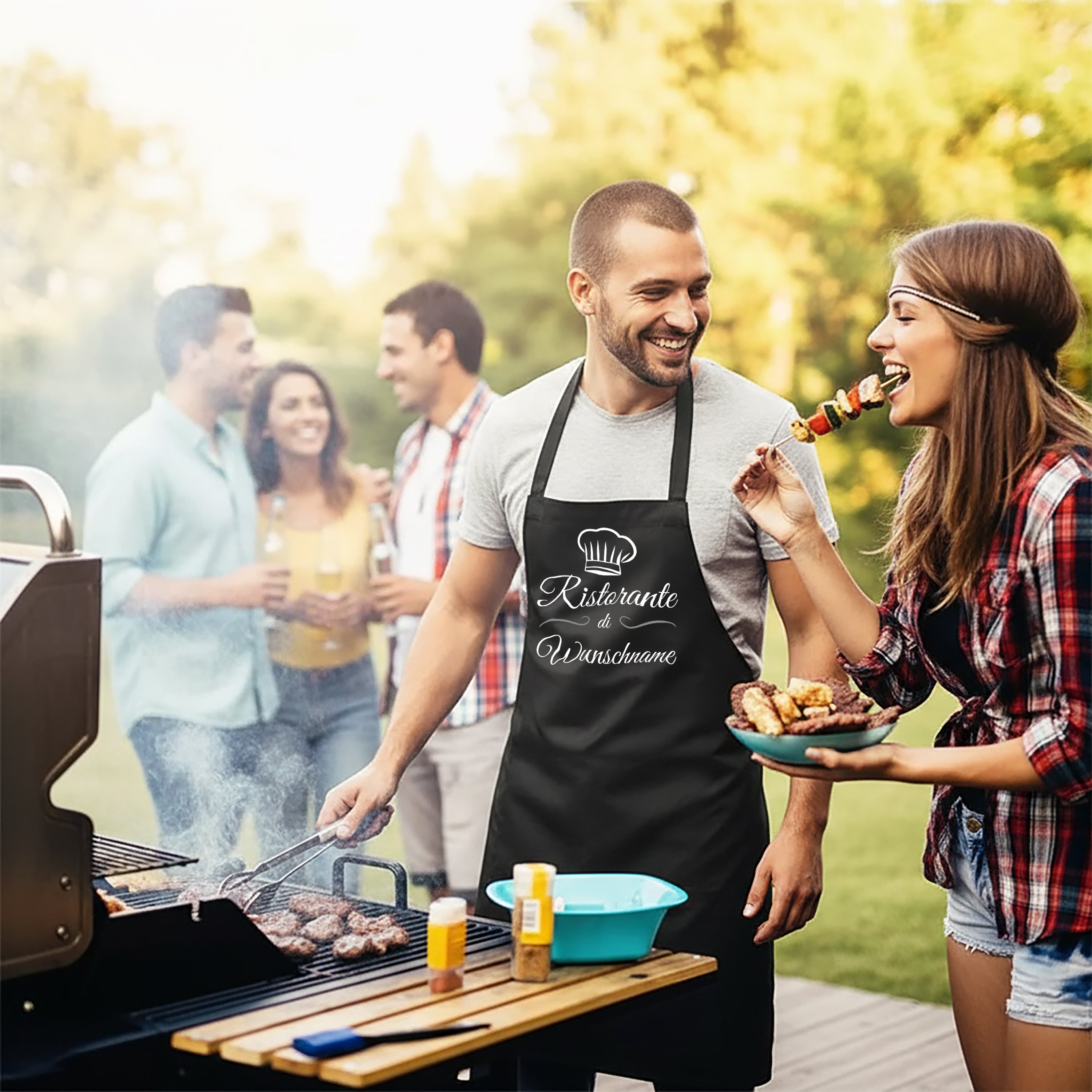 Personalisierte Grillschürze für Männer – Lustiger Spruch: Ristorante di Wunschname – Hochwertige Kochschürze BBQ Master Schürze Schwarz
