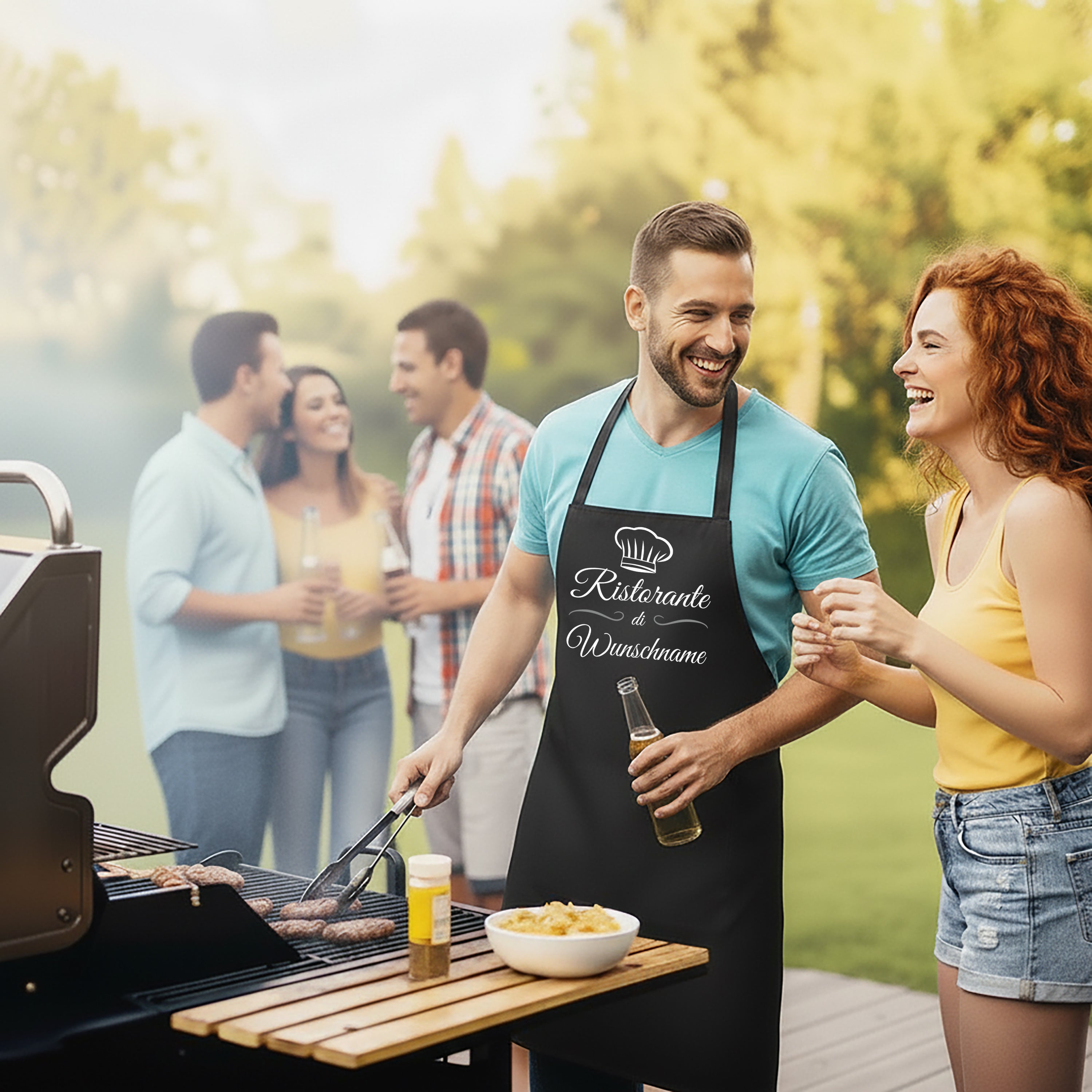 Personalisierte Grillschürze für Männer – Lustiger Spruch: Ristorante di Wunschname – Hochwertige Kochschürze BBQ Master Schürze Schwarz