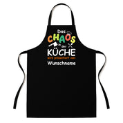 Personalisierte Grillschürze für Männer – Lustiger Spruch: Das Chaos in der Küche wird präsentiert von Wunschname – Hochwertige Kochschürze BBQ Master Schürze Schwarz