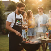 Personalisierte Grillschürze für Männer – Lustiger Spruch: Das Chaos in der Küche wird präsentiert von Wunschname – Hochwertige Kochschürze BBQ Master Schürze Schwarz
