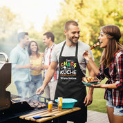 Personalisierte Grillschürze für Männer – Lustiger Spruch: Das Chaos in der Küche wird präsentiert von Wunschname – Hochwertige Kochschürze BBQ Master Schürze Schwarz