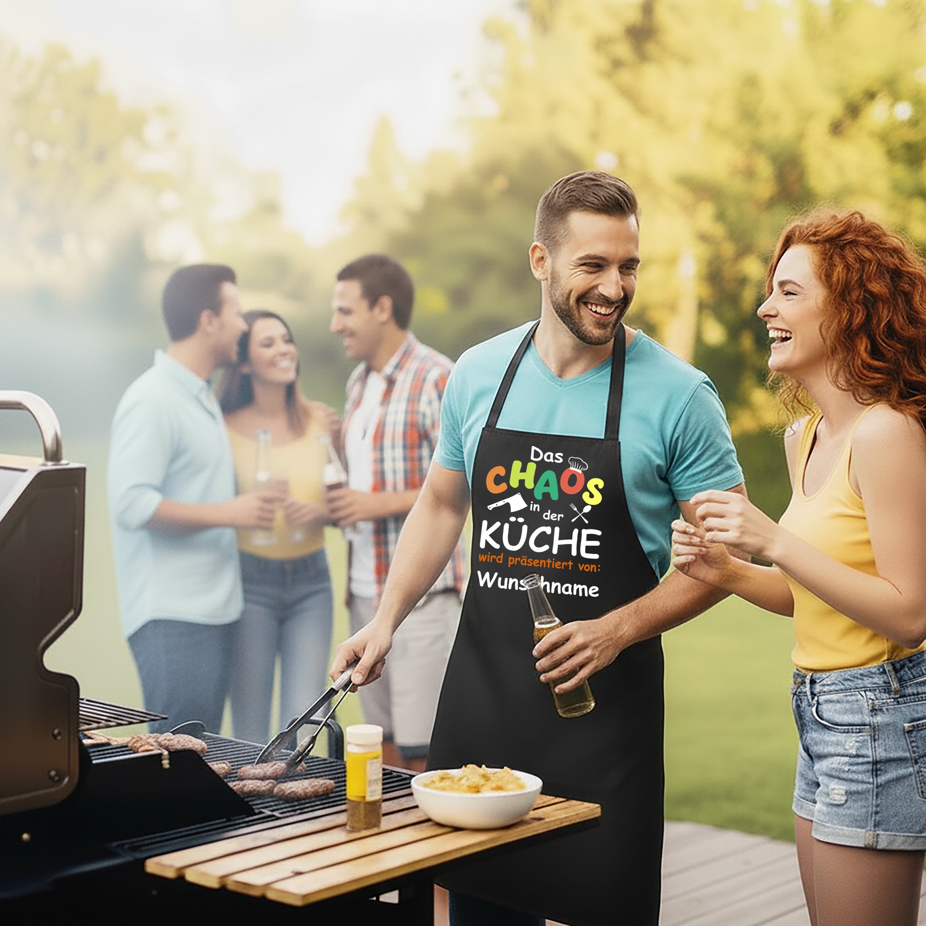 Personalisierte Grillschürze für Männer – Lustiger Spruch: Das Chaos in der Küche wird präsentiert von Wunschname – Hochwertige Kochschürze BBQ Master Schürze Schwarz