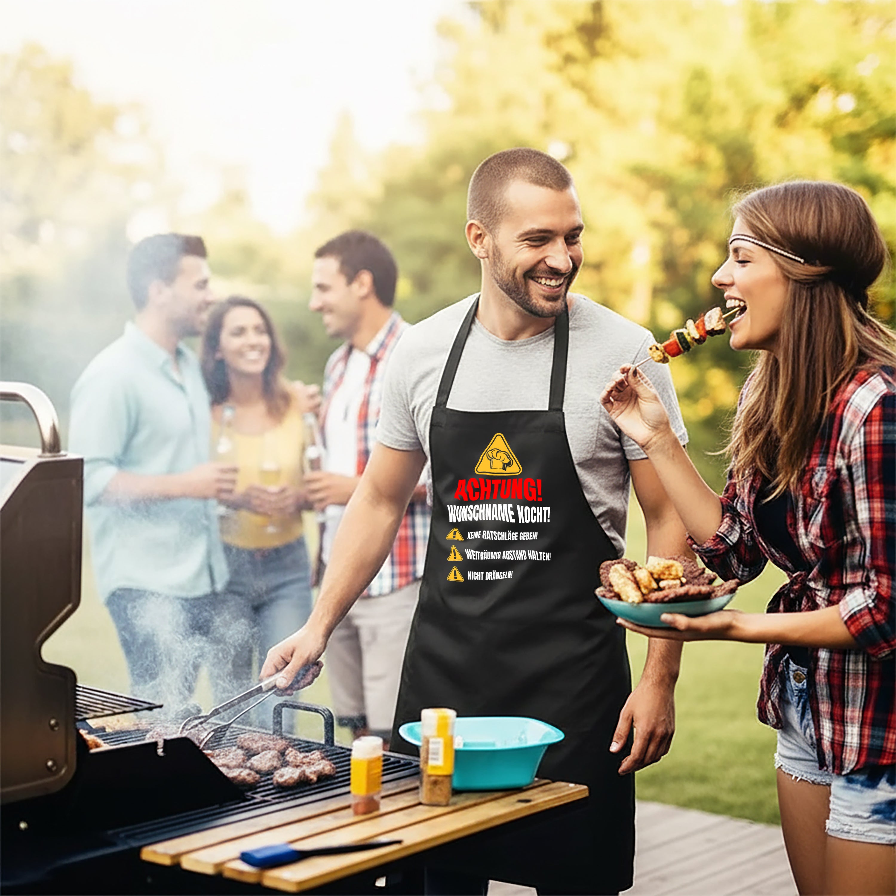 Personalisierte Grillschürze für Männer – Lustiger Spruch: Achtung! Wunschname kocht! – Hochwertige Kochschürze BBQ Master Schürze Schwarz