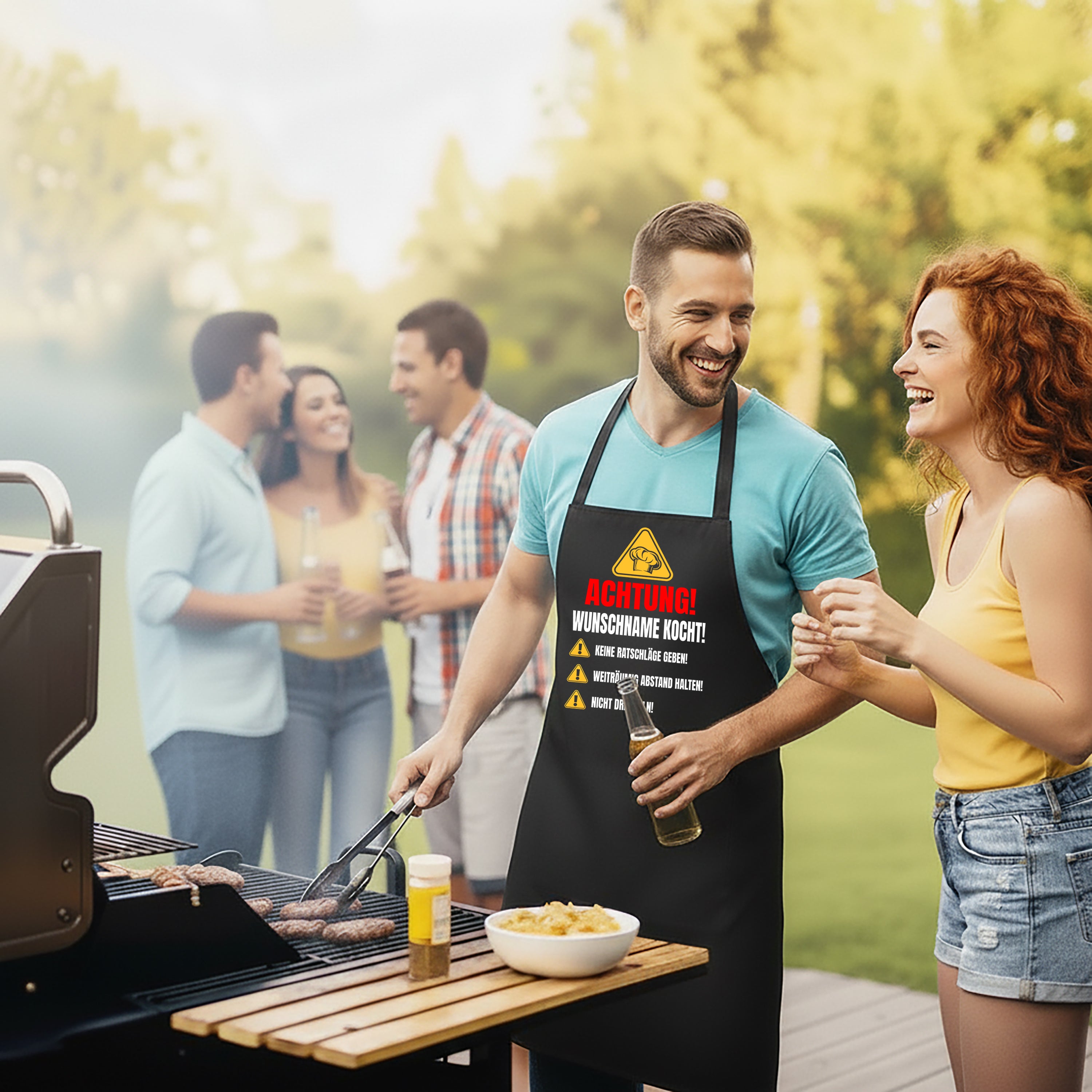 Personalisierte Grillschürze für Männer – Lustiger Spruch: Achtung! Wunschname kocht! – Hochwertige Kochschürze BBQ Master Schürze Schwarz