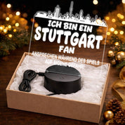 Stuttgart Fan Fußball LED Nachtlicht – 3D Skyline Design „Ansprechen auf eigene Gefahr“ – RGB Farbwechsel mit Fernbedienung & Touch – Stimmungslicht für die Man Cave – 19x23cm