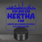 Hertha Fan Fußball LED Nachtlicht – 3D Skyline Design „Ansprechen auf eigene Gefahr“ – RGB Farbwechsel mit Fernbedienung & Touch – Stimmungslicht für die Man Cave – 19x23cm