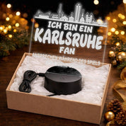 Karlsruhe Fan Fußball LED Nachtlicht – 3D Skyline Design „Ansprechen auf eigene Gefahr“ – RGB Farbwechsel mit Fernbedienung & Touch – Stimmungslicht für die Man Cave – 19x23cm