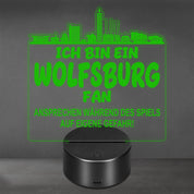 Wolfsburg Fan Fußball LED Nachtlicht – 3D Skyline Design „Ansprechen auf eigene Gefahr“ – RGB Farbwechsel mit Fernbedienung & Touch – Stimmungslicht für die Man Cave – 19x23cm