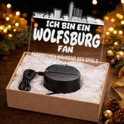 Wolfsburg Fan Fußball LED Nachtlicht – 3D Skyline Design „Ansprechen auf eigene Gefahr“ – RGB Farbwechsel mit Fernbedienung & Touch – Stimmungslicht für die Man Cave – 19x23cm