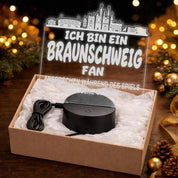 Braunschweig Fan Fußball LED Nachtlicht – 3D Skyline Design „Ansprechen auf eigene Gefahr“ – RGB Farbwechsel mit Fernbedienung & Touch – Stimmungslicht für die Man Cave – 19x23cm