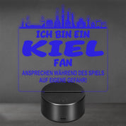 Kiel Fan Fußball LED Nachtlicht – 3D Skyline Design „Ansprechen auf eigene Gefahr“ – RGB Farbwechsel mit Fernbedienung & Touch – Stimmungslicht für die Man Cave – 19x23cm