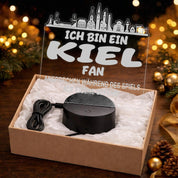 Kiel Fan Fußball LED Nachtlicht – 3D Skyline Design „Ansprechen auf eigene Gefahr“ – RGB Farbwechsel mit Fernbedienung & Touch – Stimmungslicht für die Man Cave – 19x23cm