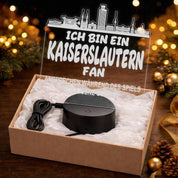 Kaiserslautern Fan Fußball LED Nachtlicht – 3D Skyline Design „Ansprechen auf eigene Gefahr“ – RGB Farbwechsel mit Fernbedienung & Touch – Stimmungslicht für die Man Cave – 19x23cm