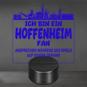 Hoffenheim Fan Fußball LED Nachtlicht – 3D Skyline Design „Ansprechen auf eigene Gefahr“ – RGB Farbwechsel mit Fernbedienung & Touch – Stimmungslicht für die Man Cave – 19x23cm