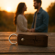 Schlüsselanhänger aus echtem Rindsleder – personalisierbar mit Koordinaten, Kompass oder Wunschtext – handgefertigtes Liebesgeschenk für Paare.