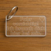 Acryl Schlüsselanhänger mit Spruch | Fahr vorsichtig! Ich brauch dich hier bei mir. | inkl. Schlüsselring | Kratzfest, UV-Beständig & Robust | Elegantes Geschenk für Paare |