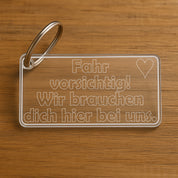 Acryl Schlüsselanhänger mit Spruch | Fahr vorsichtig! Wir brauchen dich hier bei uns. | inkl. Schlüsselring | Kratzfest, UV-Beständig & Robust | Elegantes Geschenk für Paare |